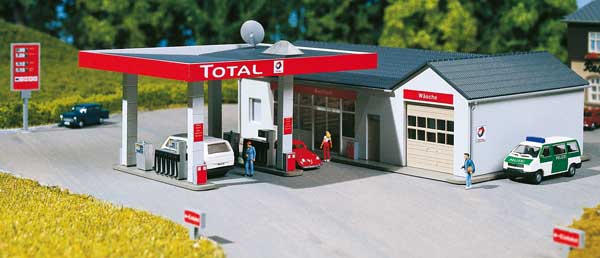 Gas station with car wash<br /><a href='images/pictures/Auhagen/13320.jpg' target='_blank'>Full size image</a>